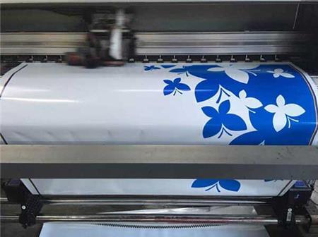 廣告制作工藝現(xiàn)場車身貼噴繪.jpg 廣告制作工藝現(xiàn)場車身貼噴繪.jpg