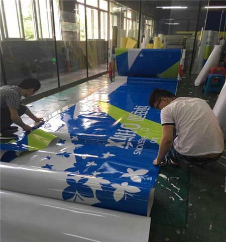 廣告制作工藝現(xiàn)場車身貼制作.jpg 廣告制作工藝現(xiàn)場車身貼制作.jpg