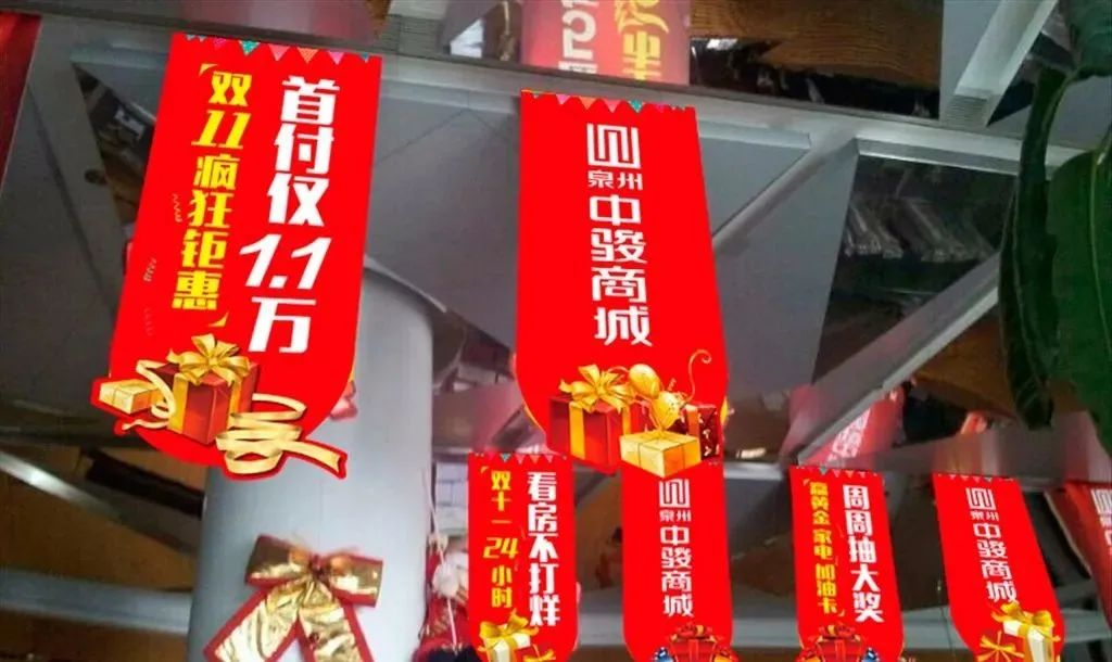 商場室內(nèi)吊旗用什么材質(zhì)不變形不翹邊？