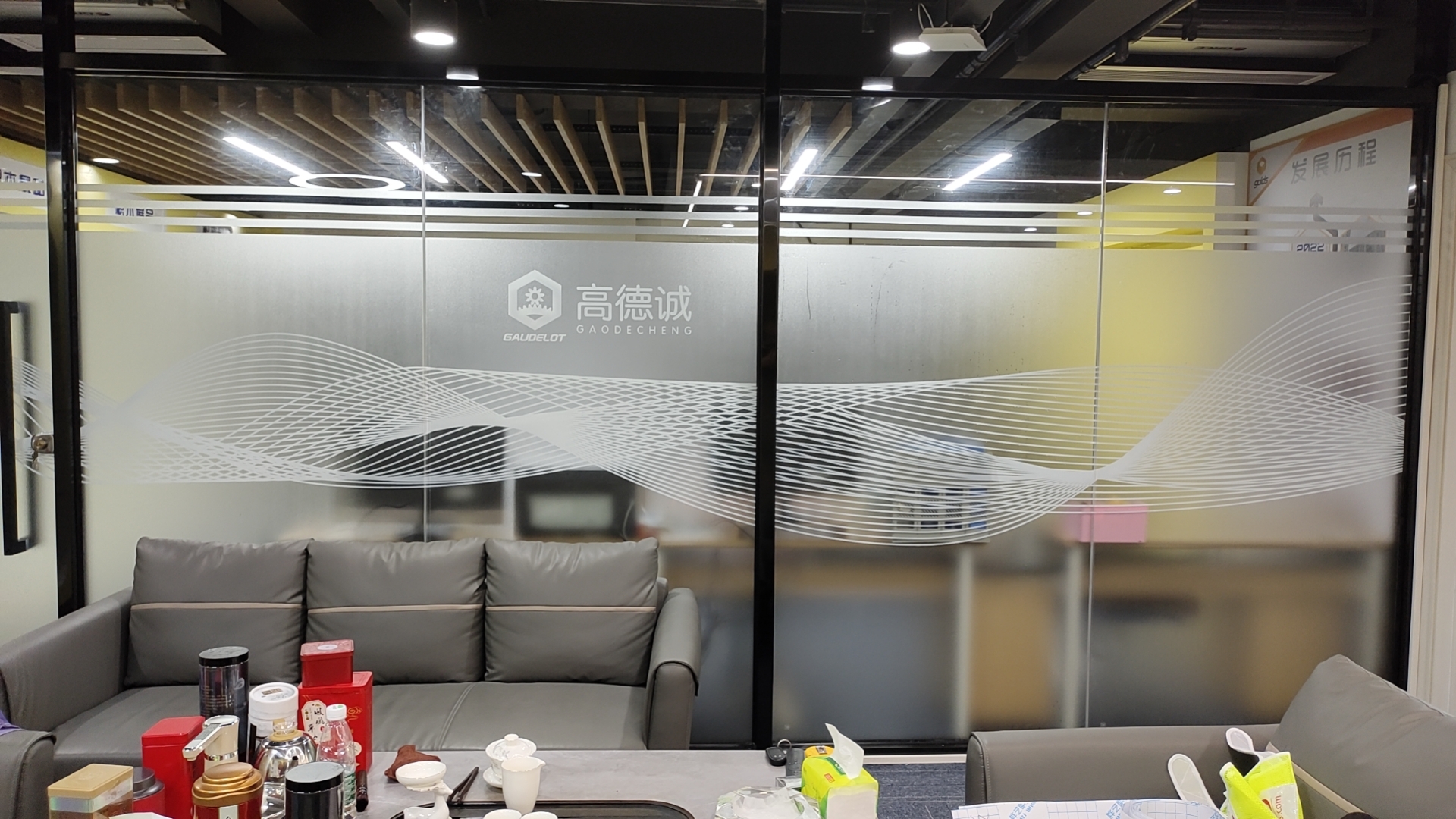 “告別單調(diào)玻璃！磨砂玻璃貼，低成本煥新空間，顏值即正義！”