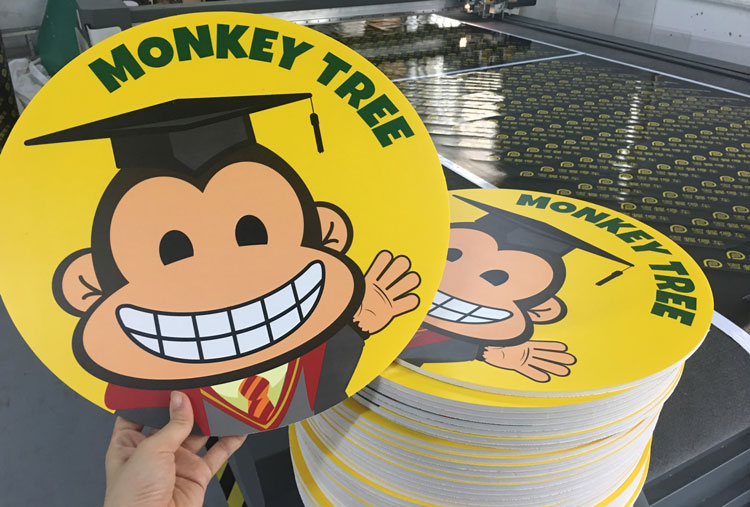 香港蒙奇千里培訓(xùn)機(jī)構(gòu)店面整體噴繪廣告制作 定制門(mén)面噴繪展示宣傳廣告