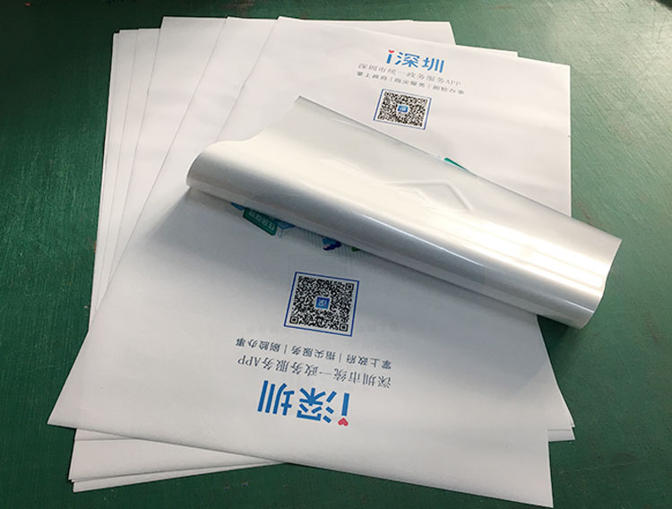 室內外背膠海報粘貼方法